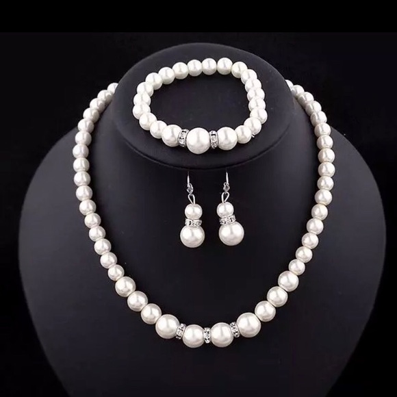 GratefulMaker Jewelry - NEW💙💎GORGEOUS PEARL LOOK NECKLACE SET💎💙EARRING